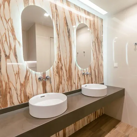 Designer 100sqm, Wood & Marble , 5min To Sea Appartamento