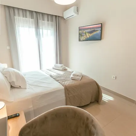 Designer 100sqm, Wood & Marble , 5min To Sea Appartamento