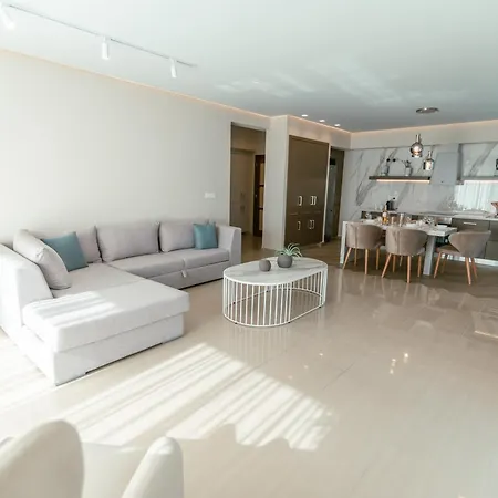 Designer 100sqm, Wood & Marble , 5min To Sea Appartamento *