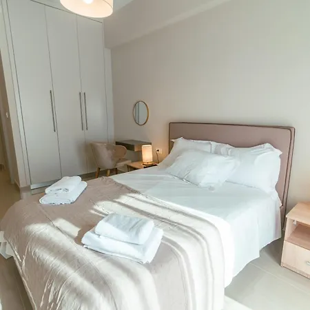Designer 100sqm, Wood & Marble , 5min To Sea *