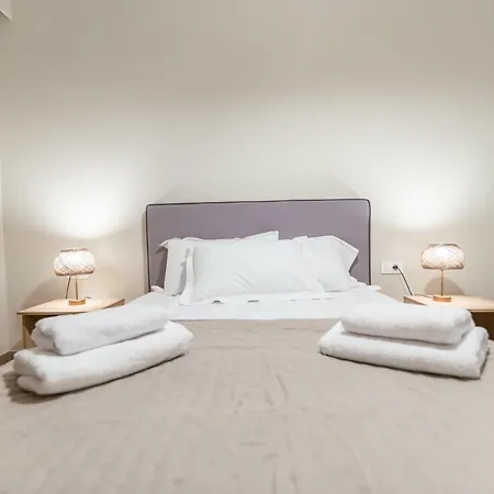 Designer 100sqm, Wood & Marble , 5min To Sea Appartamento