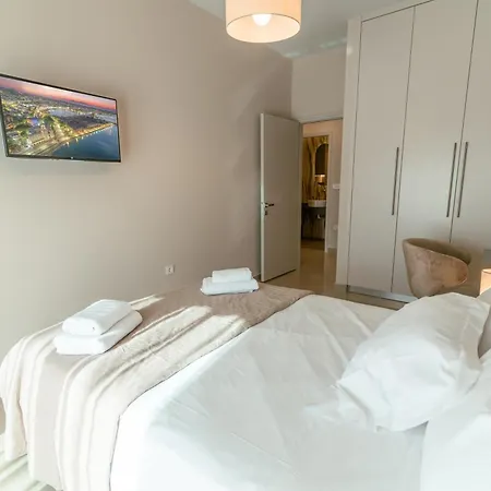 Designer 100sqm, Wood & Marble , 5min To Sea