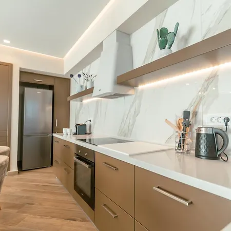 Designer 100sqm, Wood & Marble , 5min To Sea Apartment
