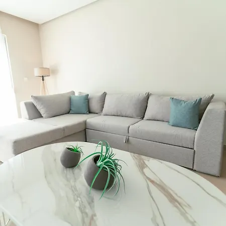 Designer 100sqm, Wood & Marble , 5min To Sea Apartment