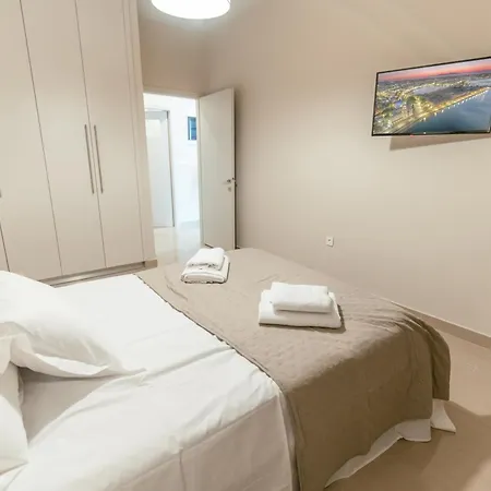 Designer 100sqm, Wood & Marble , 5min To Sea Apartment Platanion