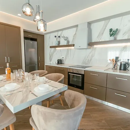 Designer 100sqm, Wood & Marble , 5min To Sea