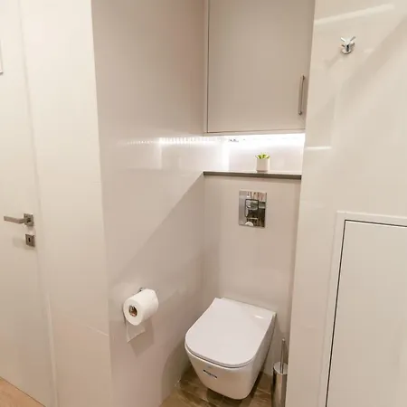 Designer 100sqm, Wood & Marble , 5min To Sea Apartment