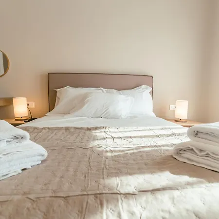 Designer 100sqm, Wood & Marble , 5min To Sea