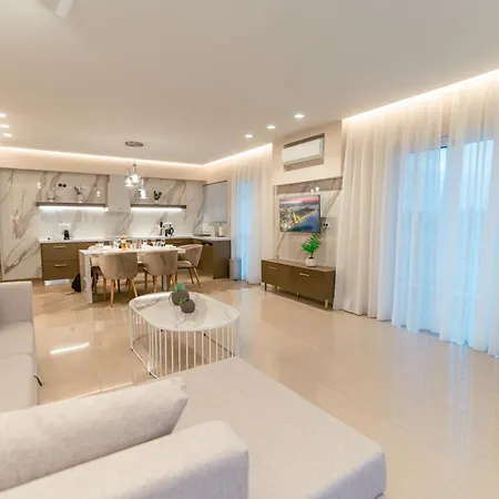 Designer 100sqm, Wood & Marble , 5min To Sea *