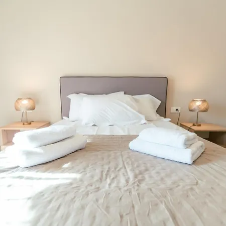Designer 100sqm, Wood & Marble , 5min To Sea Platanion
