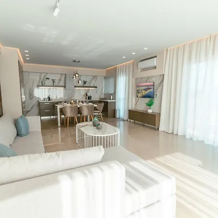 Apartment Designer 100sqm, Wood & Marble , 5min To Sea